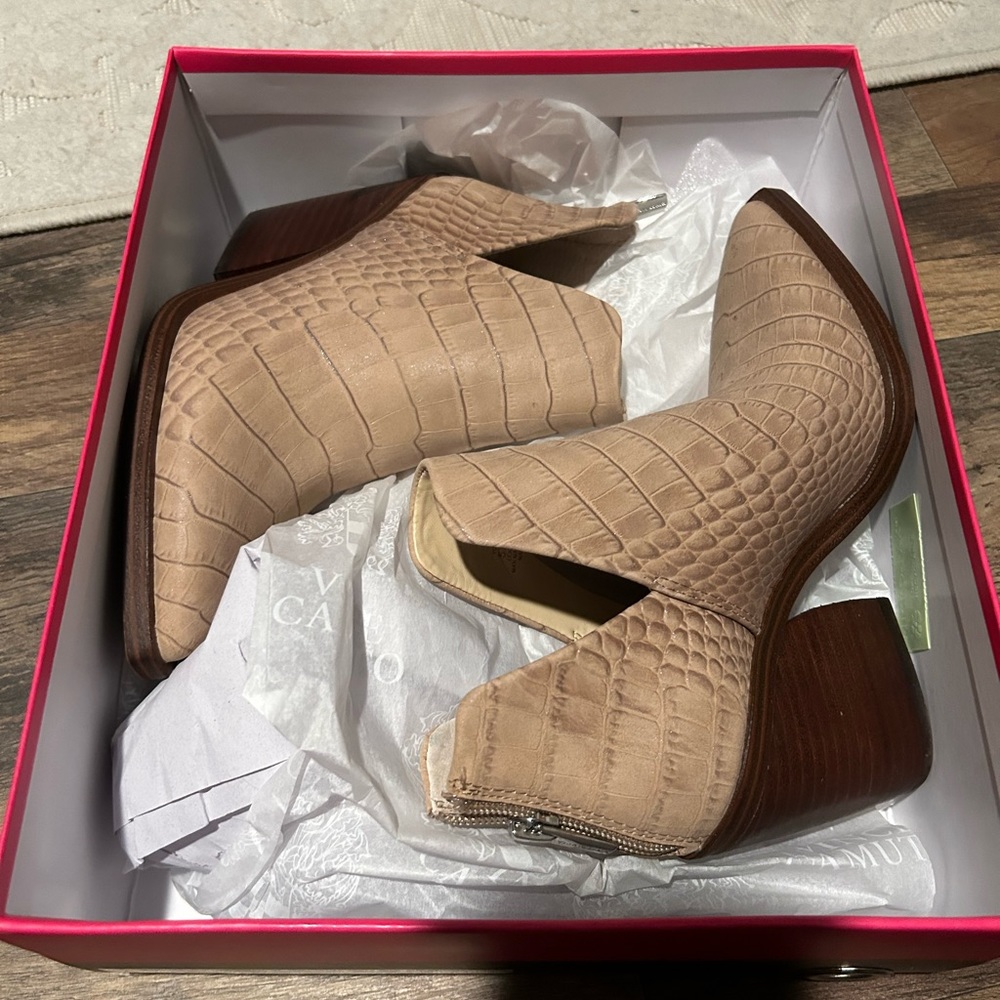New In Box Vince Camino Gigetta Crocodile Ankle Booties 5.5